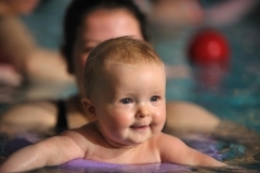 Babyschwimmen Graz_Babyschwimmkurse Graz_Babyschwimmschule Graz_Schwimmkurse in Graz für Babys mit Petra Dunst_Baby hat den vollen Spaß beim Babyschwimmen_002