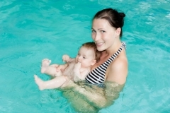 Babyschwimmen Graz_Babyschwimmkurse Graz_Babyschwimmschule Graz_Schwimmkurse in Graz für Babys mit Petra Dunst_Baby und Mama im Wasser beim Babyschwimmen_002